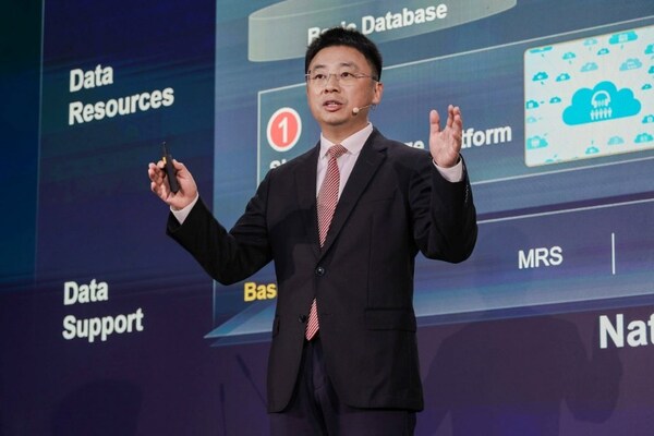 Huawei's Saeed Xia presents onstage at MWC 2026